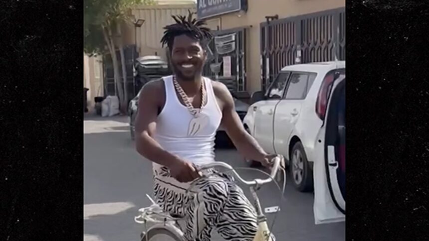 Antonio Brown Zâmbește Pe Bicicletă, În Ciuda Mandatului de Arest 1 antonio brown all smiles on bike ride despite arrest warrant 684c7cc132530