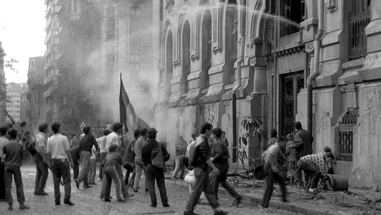 Un sfert din români ignoră istoria Mineriadei din 1990. Cum ar reacționa astăzi dacă drepturile lor ar fi în pericol? (Sondaj INSCOP) 1 aproape jumatate dintre romani nu stiu ce a fost mineriada din 1990 ce ar face azi daca drepturile le ar fi amenintate sondaj inscop 684c04c3dabd1