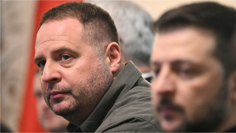 Dezvăluiri despre „Cardinalul Verde” din Kiev: Strategiile enigmaticului consilier al lui Volodimir Zelenski 1 ascensiunea cardinalului verde de la kiev ce planuri ascunse are puternicul sef de cabinet al lui volodimir zelenski politico 683fd87d4a8a2