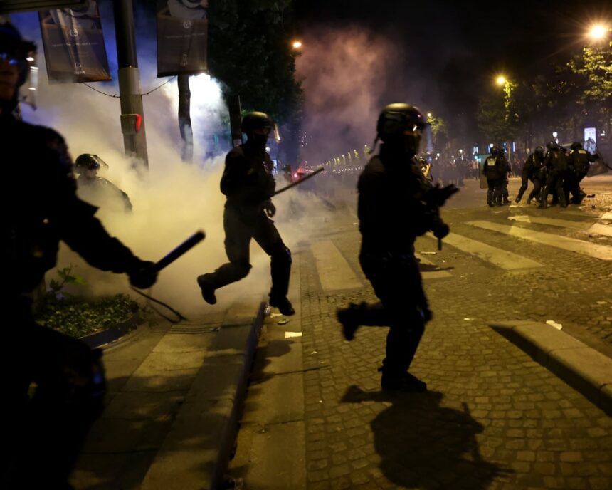 Peste 81 de persoane reținute în Paris în urma sărbătorilor dedicate victoriei PSG în Liga Campionilor 1 at least 81 arrested in paris as fans celebrate psgs champions league victory 683bd1ef5d0fb