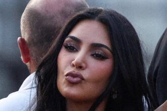 awkward kim kardashian poses for photo taken by sister khloe but there is a hilarious catch 685df5fb58e08