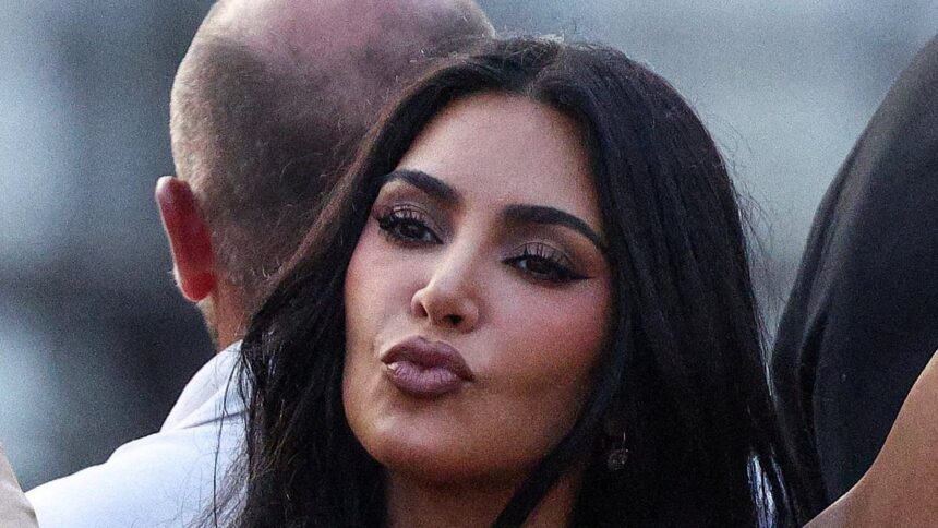 Moment stânjenitor! Kim Kardashian se fotografiază cu ajutorul surorii sale Khloé... dar surpriza este amuzantă. 1 awkward kim kardashian poses for photo taken by sister khloe but there is a hilarious catch 685df5fb58e08