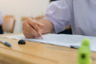 barbat din arad cercetat pentru complicitate la fraudarea examenului de bac a furnizat elevilor microfoane si camere ascunse 685035640dc3a