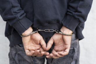 barbatul din brasov care si a agresat sotia intr un loc de joaca sub privirile copilului a fost arestat 68471da9eb7a4