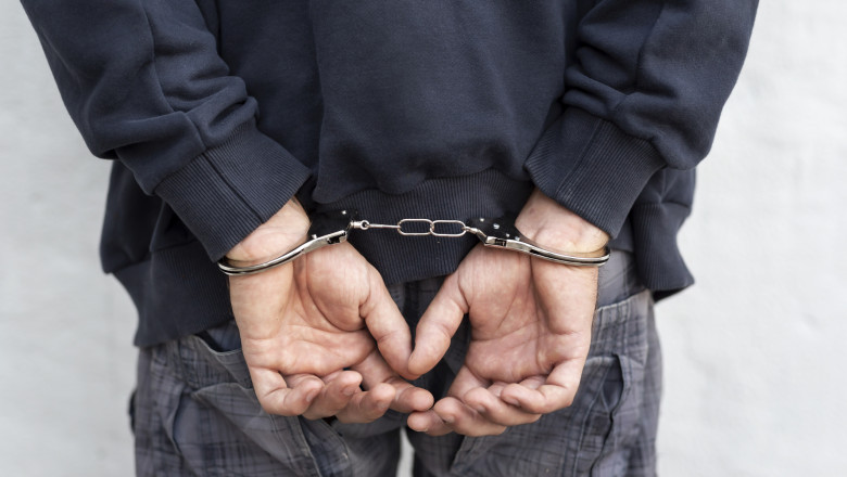 Bărbat din Brașov reținut după ce și-a atacat soția într-un parc de distracții, în fața copilului 1 barbatul din brasov care si a agresat sotia intr un loc de joaca sub privirile copilului a fost arestat 68471da9eb7a4