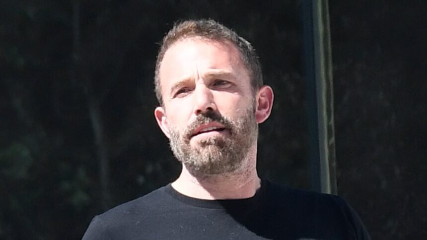 Ben Affleck continuă căutările pentru o nouă locuință, la peste un an după despărțirea de Jennifer Lopez, și își îndreaptă atenția spre zona unde locuiește fosta sa soție, Jennifer Garner. 1 ben affleck still house hunting over a year after jennifer lopez split and is looking near ex jennifer garner 6862b400d34a4