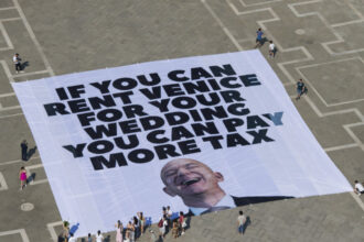 bezos este pe fuga miliardarul american obligat sa si mute alaiul de nunta dupa protestele din venetia 685acb1cd2ff9