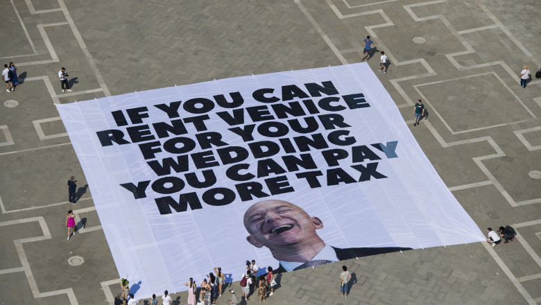 „Bezos în alergare: miliardarul american nevoit să-și schimbe locația nunții din cauza protestelor din Veneția” 1 bezos este pe fuga miliardarul american obligat sa si mute alaiul de nunta dupa protestele din venetia 685acb1cd2ff9