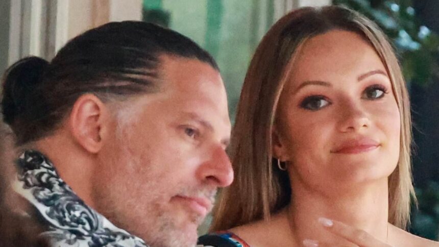 Joe Manganiello și Caitlin O'Connor par să se fi logodit, ea etalând un diamant strălucitor în Sicilia. 1 breaking newsjoe manganiello and caitlin oconnor appear to be engaged as she shows off sparkling diamond in sicily 685ecbe96eaa3