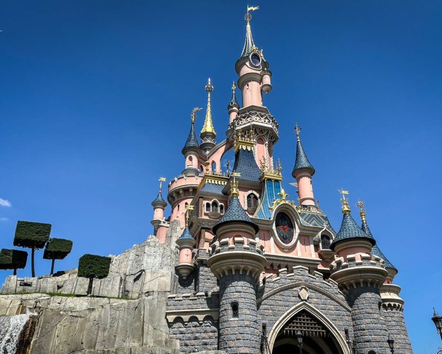 Un britanic acuzat că a organizat o nuntă falsă la Disneyland alături de un copil a fost pus sub acuzare pentru fraudă în Franța. 1 briton accused of staging disneyland mock wedding with child is charged with fraud offences in france 685c1dfdc2003