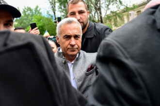 calin georgescu in fata instantei dupa ce a contestat masura controlului judiciar el a fost intampinat de zeci de sustinatori 684a939f9d9ed