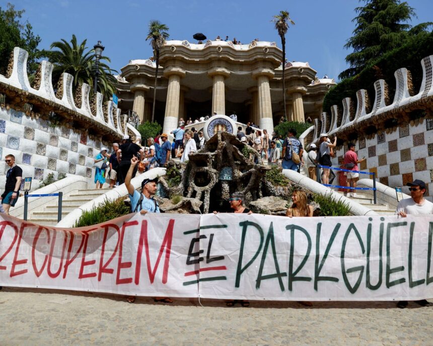 Activisti organizează proteste unite în întreaga Europă împotriva „turistificării” 1 campaigners mount coordinated protests across europe against touristification 684ea95dc7e32