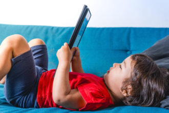 cat timp pot fi lasati copiii in fata ecranelor fara sa dezvolte probleme emotionale si de comportament studiu 68511971d2d60