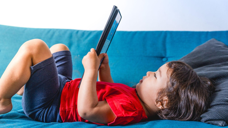 Cât de mult timp pot petrece copiii în fața ecranelor fără a risca probleme emoționale și comportamentale (studiu) 1 cat timp pot fi lasati copiii in fata ecranelor fara sa dezvolte probleme emotionale si de comportament studiu 68511971d2d60