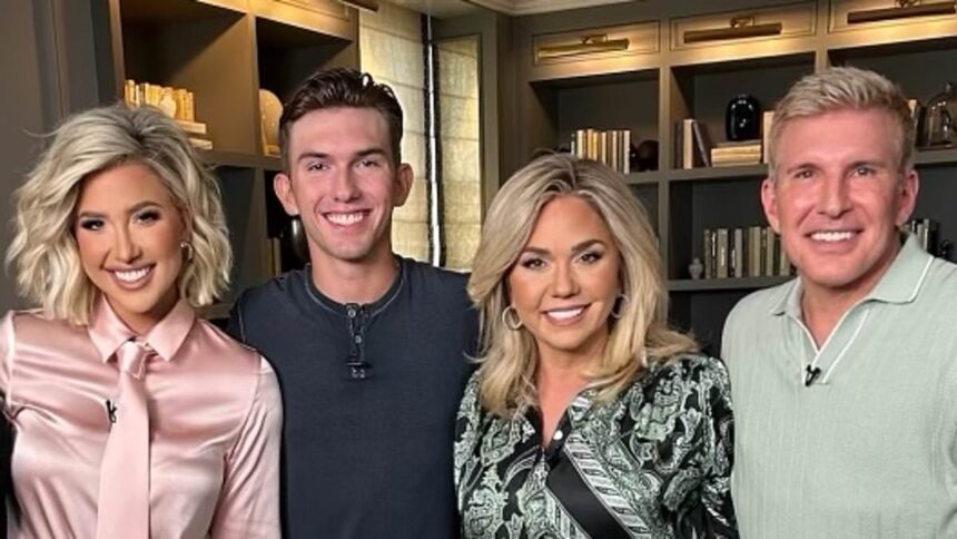 Julie Chrisley, vedeta emisiunii Chrisley Knows Best, își împărtășește emoțiile profunde după grațierea surprinzătoare oferită de Donald Trump. 1 chrisley knows best star julie chrisley reveals tearful reaction to life changing donald trump pardon 685b696833942