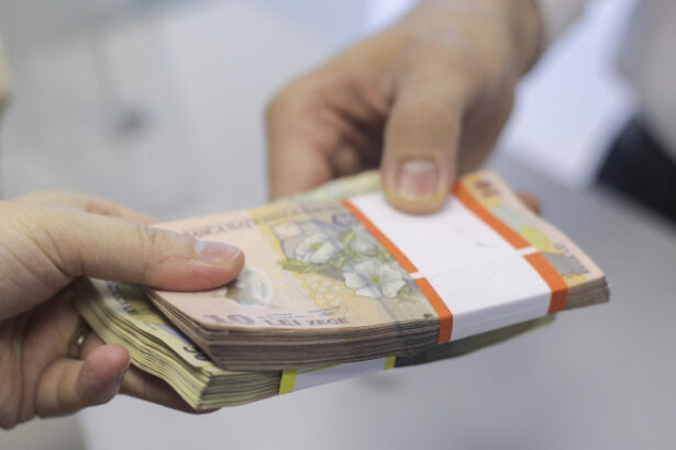 cinci functionari bancari sunt anchetati pentru ca ar fi ajutat o grupare sa obtina credite de 18 milioane de lei cu acte false 684b354d0657c