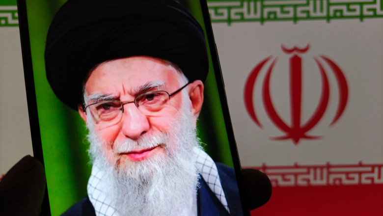 Ali Khamenei: Portretul liderului suprem al Iranului, inamicul de seamă al SUA și Israelului și strategia sa de consolidare a puterii 1 cine este ali khamenei liderul suprem al iranului un adversar declarat al sua si al israelului si cum si a consolidat puterea 68524f0ccc07a