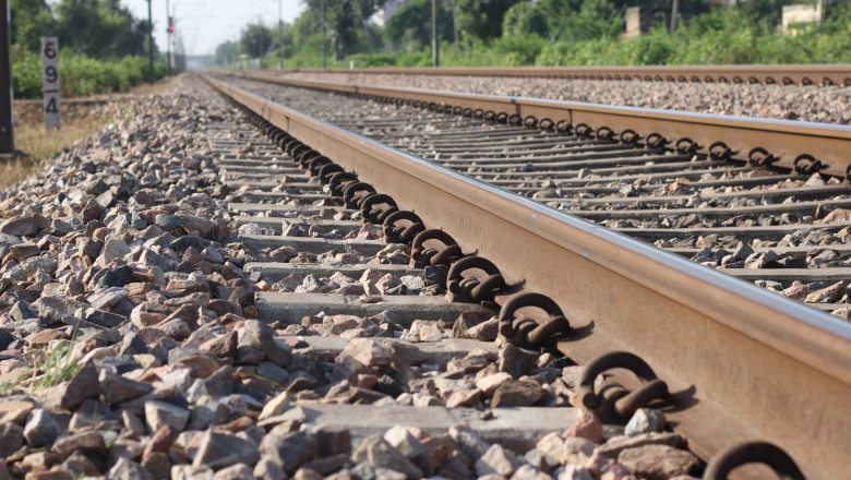 circulatie feroviara intrerupta din cauza unei furtuni in judetul mehedinti cinci trenuri au oprit copaci cazuti pe calea ferata 685ed133c45c0