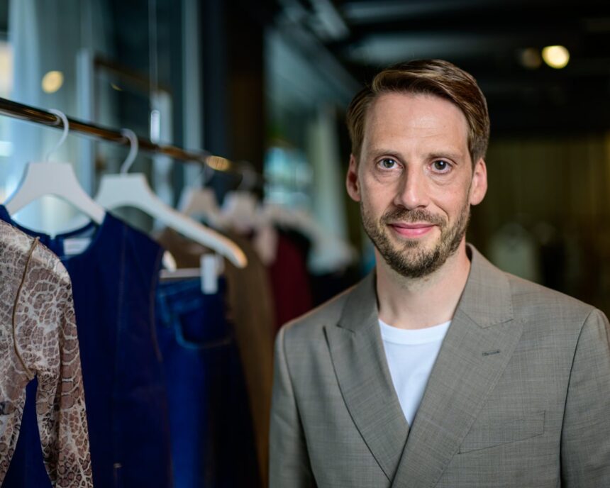 Prețurile îmbrăcămintei în SUA cresc pe fondul tarifelor impuse de Trump, afirmă directorul H&M. 1 clothing prices rising in us as trump tariffs kick in hm boss says 685d54974c11f