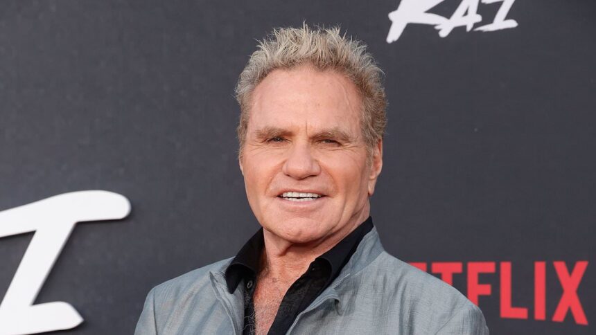 Actorul din Cobra Kai respinge acuzațiile de hărțuire sexuală asupra unei femei, în mijlocul scandalului șocant legat de mușcături. 1 cobra kai actor denies sexually harassing woman on set amid ongoing shock biting scandal 685e2b930e00b