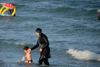 cod vestimentar strict pe plajele publice din siria burkini obligatoriu pentru femei si tricouri pentru barbati 68491fe354f4b
