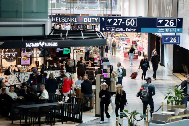 compania aeriana care promite sa penalizeze pasagerii indisciplinati cu cel putin 500 de euro amenda se trage direct de pe card 684c4403347ff