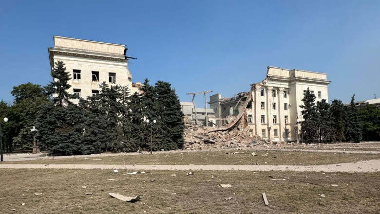 „Monstruozități devastatoare”. Răspunsul lui Zelenski după atacul aerian rusesc asupra clădirii administrative din Herson 1 creaturi complet bolnave reactia lui zelenski dupa ce rusia a doborat cu bombe cladirea administratiei din herson 6841d9c218882