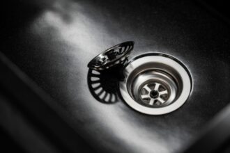 cum cureti chiuveta din ceramica cu un singur ingredient pe care il ai deja in bucatarie 6842bf9922f2b