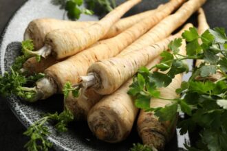 cum deosebesti pastarnacul de radacina de patrunjel la ce sa fiti atenti 684bc7a08d54e