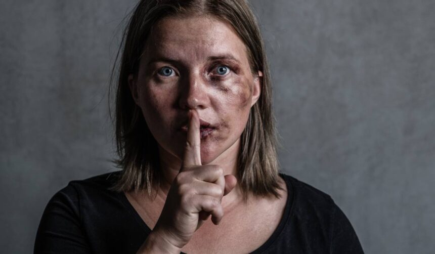 Semnele unei femei aflate în suferință: Empatie și sprijin, cheia pentru a înțelege situația ei 1 cum recunoastem o femeie abuzata o femeie care se afla intr o relatie abuziva are nevoie de intelegerea celor din jur si de ascultare fara a fi judecata 68510d992a0dd