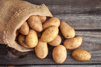 cum sa cureti cartofii noi in doar 5 minute nu ai nevoie de cutit 6849757daa72d