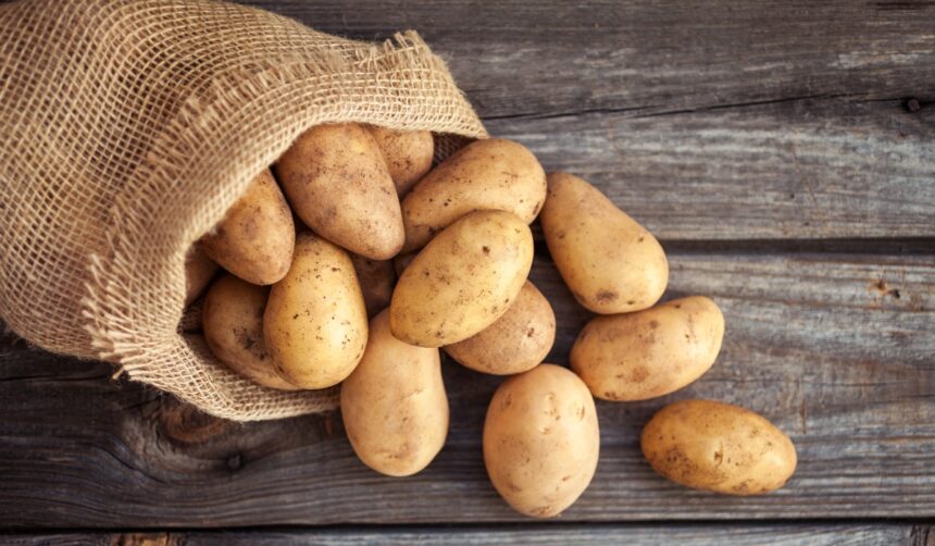 Trucuri rapide pentru a curăța cartofii noi în doar 5 minute, fără să folosești cuțitul 1 cum sa cureti cartofii noi in doar 5 minute nu ai nevoie de cutit 6849757daa72d