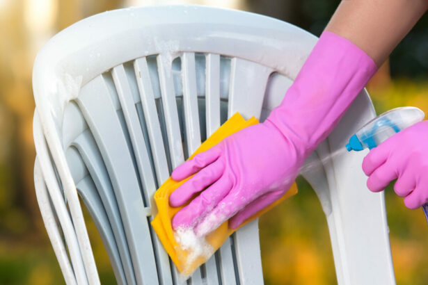 cum sa cureti scaunele albe din plastic le poti tine toata vara in curte fara grija petelor 685a4d811f381