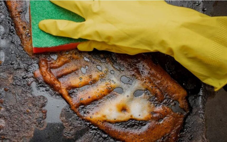 Descoperă soluția rapidă pentru curățarea grăsimii din cuptor cu doar două ingrediente disponibile acasă 1 cum sa scapi rapid de grasimea din cuptor ai nevoie de doua ingrediente din casa 685130d5b1047