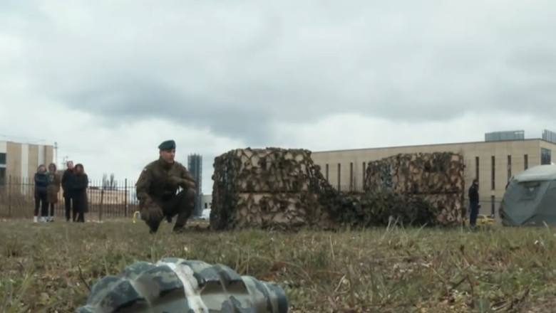 Strategiile europenilor pentru a face față amenințărilor rusești: „În momente de criză, m-ar liniști să știu cum să manevrez o armă” 1 cum se pregatesc europenii sa se apere in fata rusiei intr o situatie critica m as simti mai in siguranta stiind sa folosesc o arma 68449b31b7238