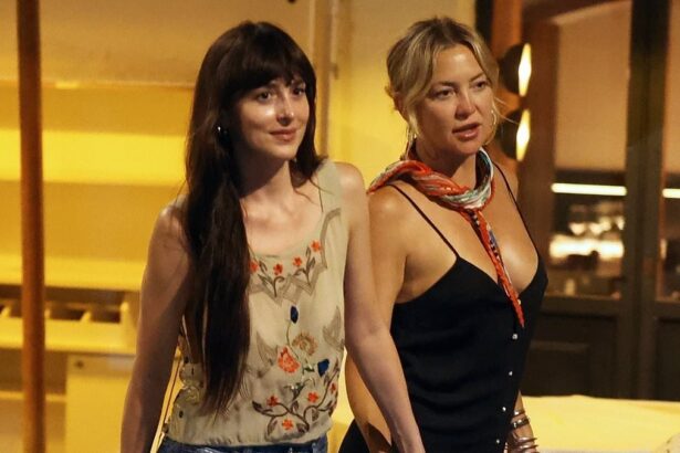 dakota johnson clings to kate hudson after chris martin split as they hold hands in italy 6861a3ff67008