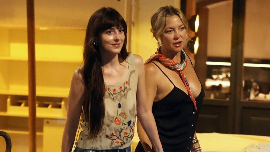 Dakota Johnson se sprijină de Kate Hudson după despărțirea de Chris Martin, în timp ce se țin de mână în Italia. 1 dakota johnson clings to kate hudson after chris martin split as they hold hands in italy 6861a3ff67008