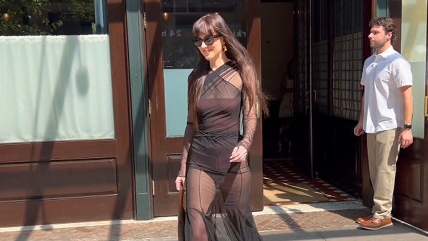Dakota Johnson Își Face Apariția După Răcirea Relației cu Chris Martin, Îmbrăcată Într-o Ținută Transparentă 1 dakota johnson steps out after reported chris martin split in sheer outfit 68421fa8b0b31
