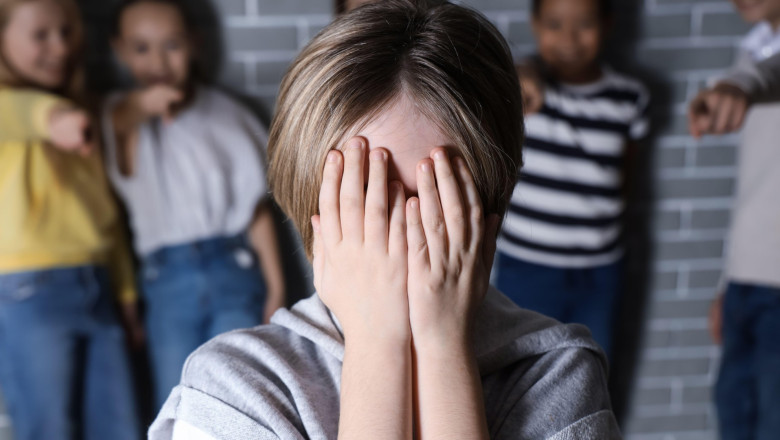 Daniel David: Monitorizarea în sălile de clasă și raportările anonime, strategii esențiale pentru prevenirea bullyingului în instituțiile de învățământ 1 daniel david camere video in clase si sesizari anonime masuri cheie pentru combaterea bullyingului in scoli 6856a9bc2233a