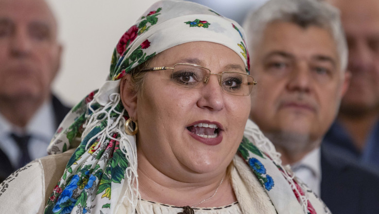 Diana Șoșoacă declară excluderea a trei senatori din S.O.S. România și propune desființarea grupului parlamentar. 1 diana sosoaca anunta excluderea din s o s romania a trei senatori si vrea desfiintarea grupului parlamentar 68626f1cc17f9