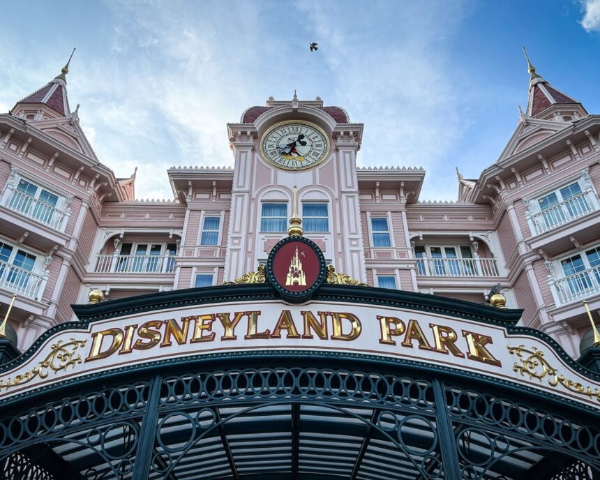 Poliția intervine la Disneyland Paris în urma unei presupuse nunți false cu o „mireasă” minoră 1 disneyland paris calls in police over alleged fake wedding with child bride 685827d652647