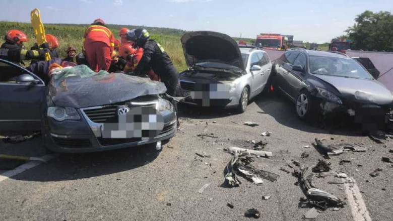 Patru vehicule au fost implicate într-un accident pe DN 19, soldat cu două persoane adulte și doi copii spitalizați 1 doi copii si doi adulti au fost transportati la spital dupa un accident pe dn 19 in care au fost implicate patru masini 68505b7f57714