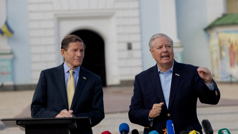 Doi senatori din SUA trag un semnal de alarmă: Moscova se aranjează pentru o nouă ofensivă. „Putin îl păcălește pe președintele Trump” 1 doi senatori americani avertizeaza ca moscova se pregateste de o noua ofensiva putin il ia de fraier pe presedintele trump 683d43889e9ab