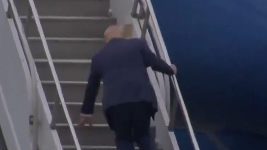 Donald Trump se împiedică pe treptele Air Force One 1 donald trump trips up the steps of air force one 684611c961101