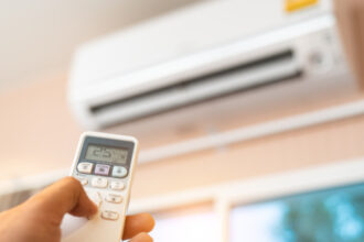 dormim cu aerul conditionat pornit pe timp de noapte ce spun expertii in somn disconfortul este adesea exagerat 685791c24cee8