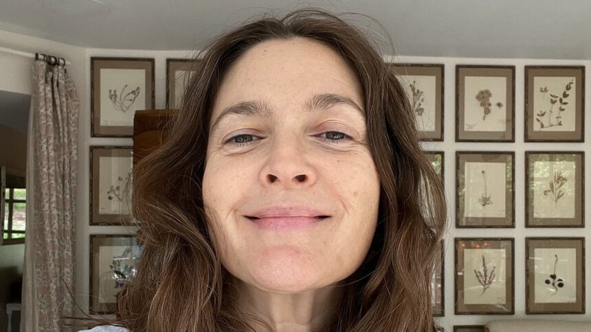 Drew Barrymore își dă jos machiajul pentru a-și arăta adevărata față la 50 de ani. 1 drew barrymore removes make up to reveal what she really looks like at 50 685b54de869a6