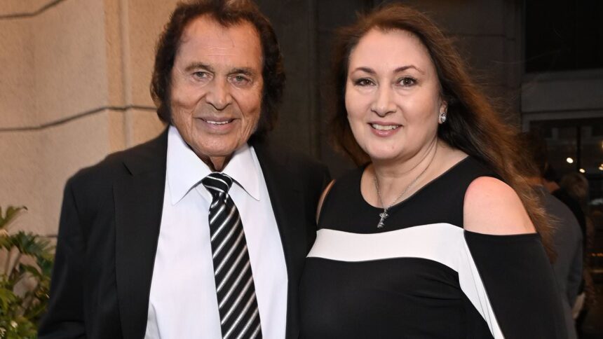 Engelbert Humperdinck, în vârstă de 89 de ani, surprinde prin prezența sa alături de fiica sa la evenimentul dedicat documentarului despre Jayne Mansfield. 1 engelbert humperdinck 89 makes rare appearance with his daughter at jayne mansfield documentary event 685b0bd7d9b5c