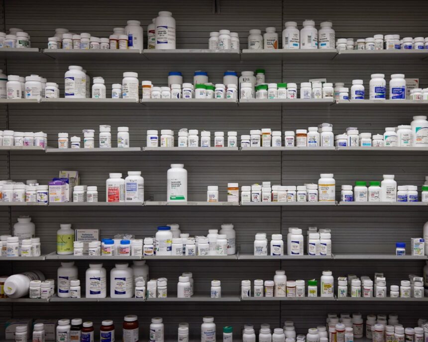 Reacția Uniunii Europene la tarifele impuse de Trump pentru medicamente ar fi o alegere neinspirată, afirmă specialiștii din domeniu. 1 eu retaliating to trump drug tariffs would be a bad idea says industry 685e9060ed235