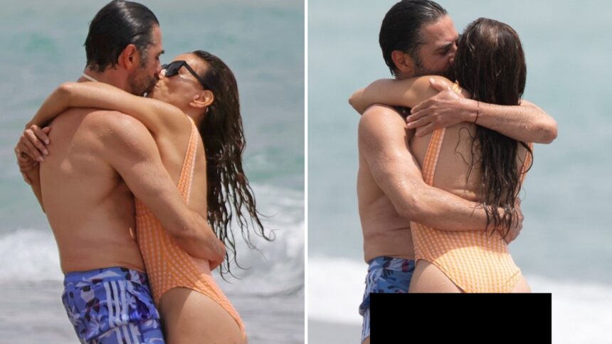 Eva Longoria își etalează silueta de plajă în Spania, sărutându-l pe soțul său, José Bastón 1 eva longoria shows off beach body in spain as she kisses husband jose baston 6849d515488a7