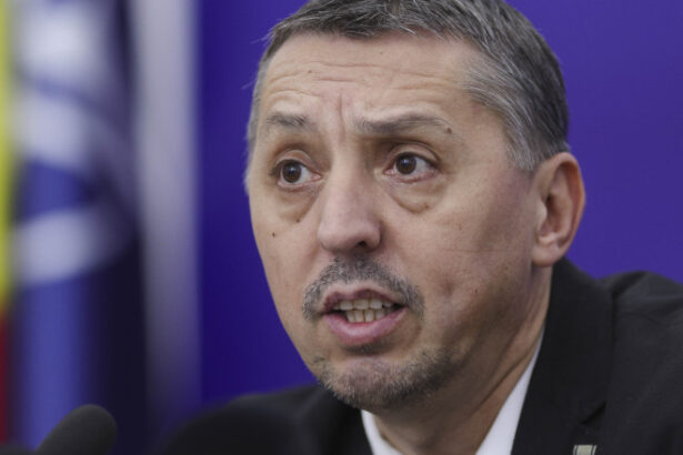 exclusiv daniel david reducem procentul de burse acordate elevilor meritul sa fie merit ce spune ministrul despre cele ale studentilor 685ebac3250a9